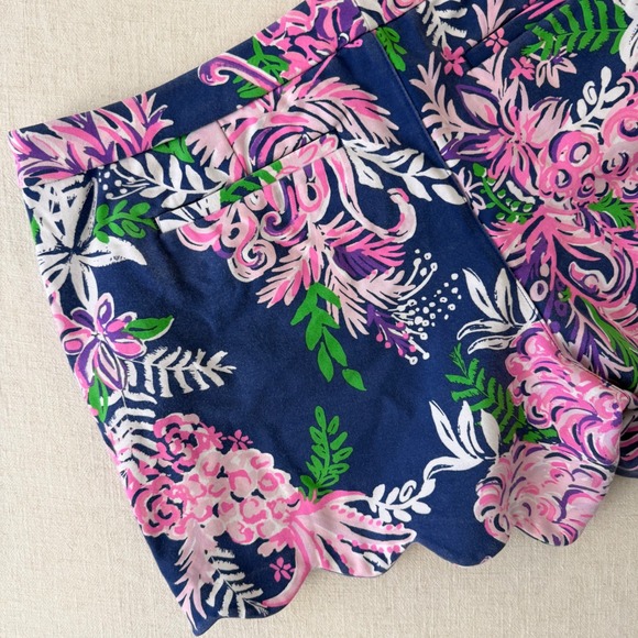 Lilly Pulitzer Buttercup Scallop Hem Shorts Navy Blue Floral Print Women Size 12 - Picture 12 of 12